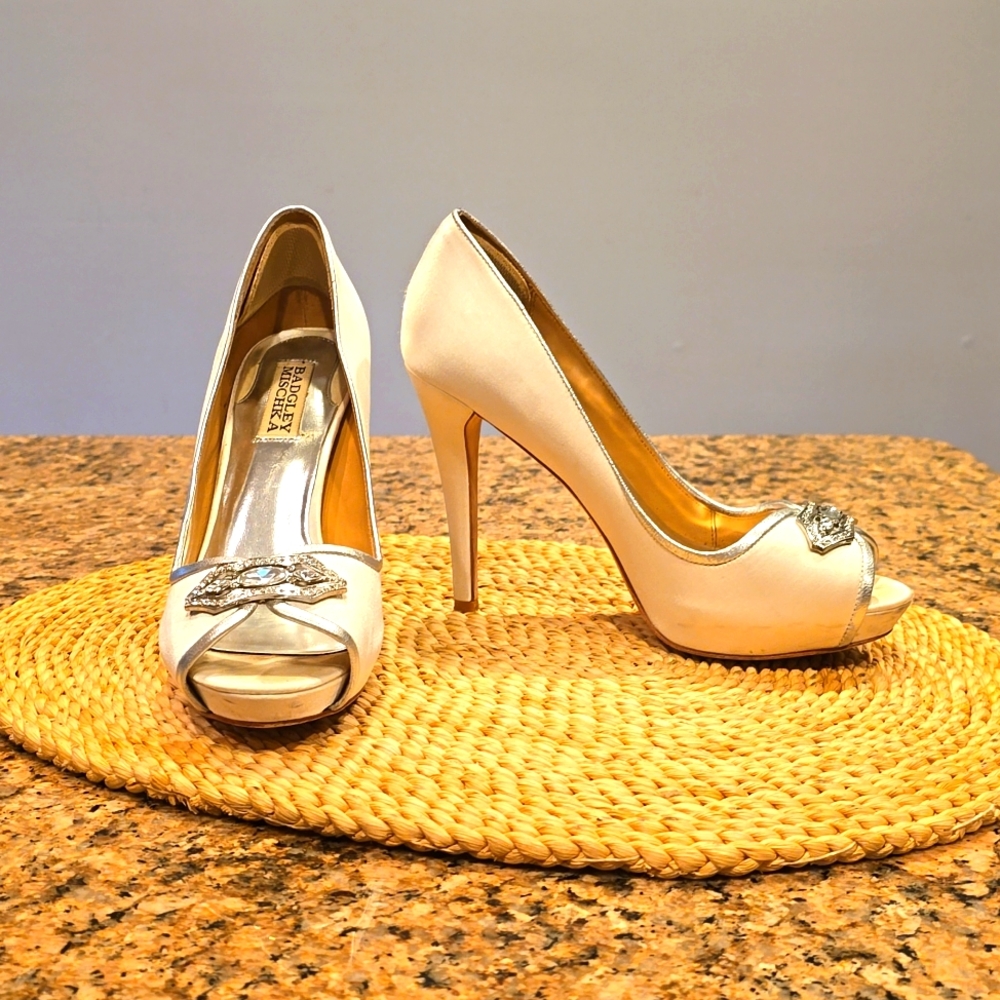 Badgley Mischka whitw satin peep toe heels